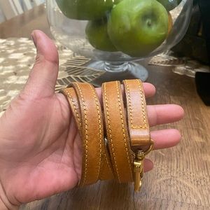 Louis Vuitton leather bag strap/with padlock And keys